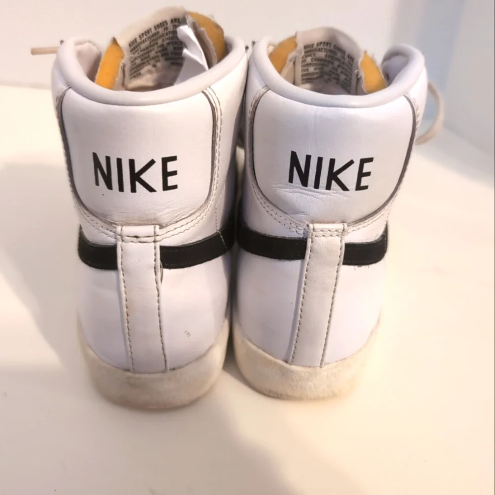 Nike Black and White‎ Mid Sneakers Size 7